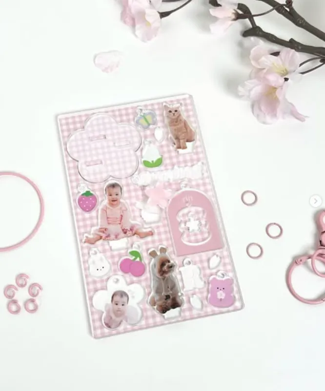 赤ちゃんの写真やペットのイラストを使った様々な形のアクリルキーホルダー