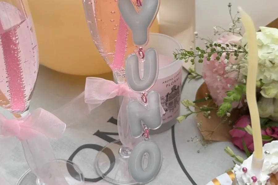 名前の文字をつなげたアクリルチャームをグラスに飾った誕生日パーティーの様子