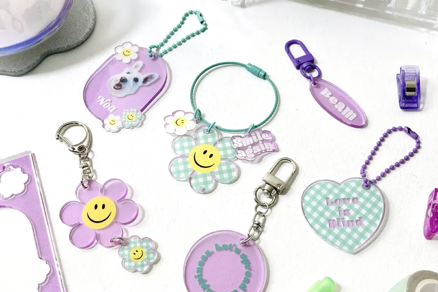 いろいろな形のアクリルキーホルダー