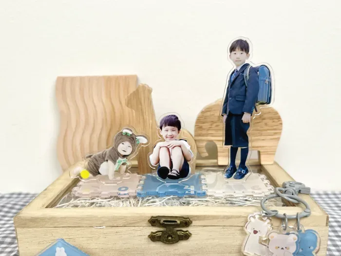 子どもの写真を切り抜いて作ったアクリルスタンドを並べた様子