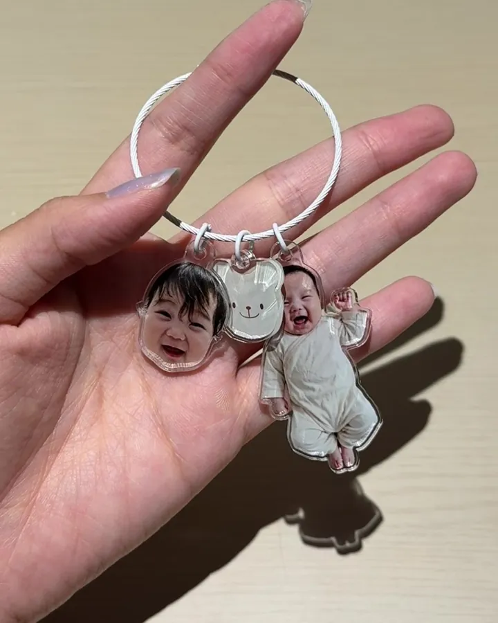 赤ちゃんの写真のチャームをリングにまとめたキーホルダー