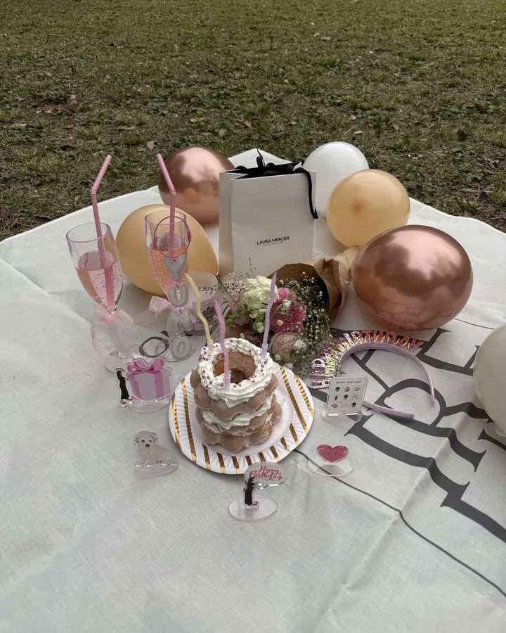 バルーンとケーキでお祝いしたピクニックのテーブル