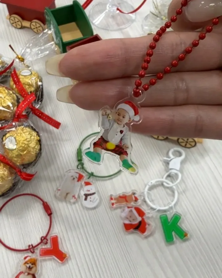 クリスマスのアクリルチャームを並べた様子