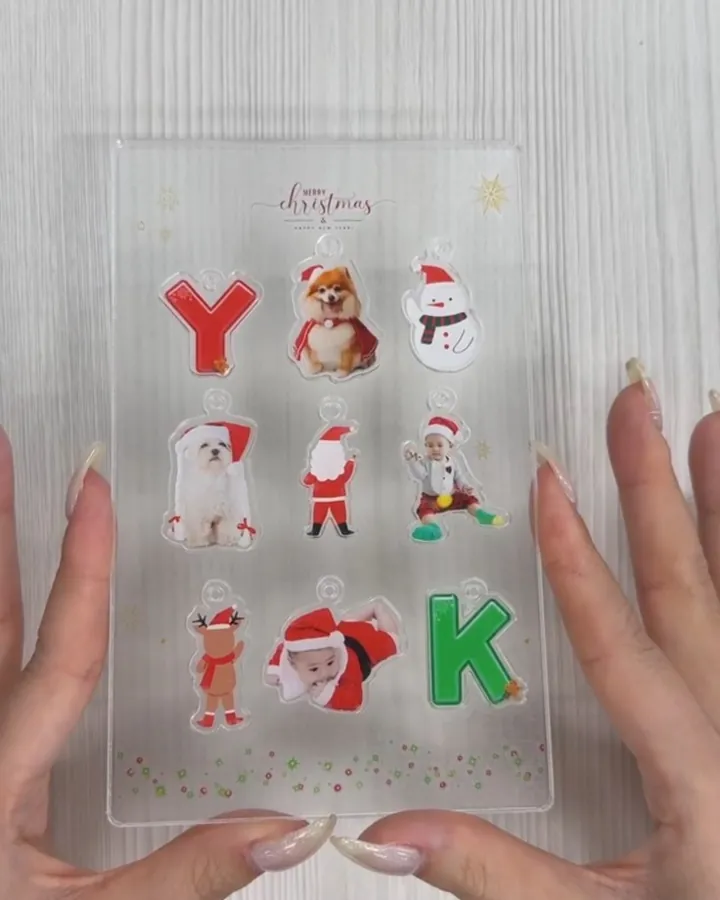 サンタやアルファベットのモチーフを並べたクリスマスのアクリルプレート