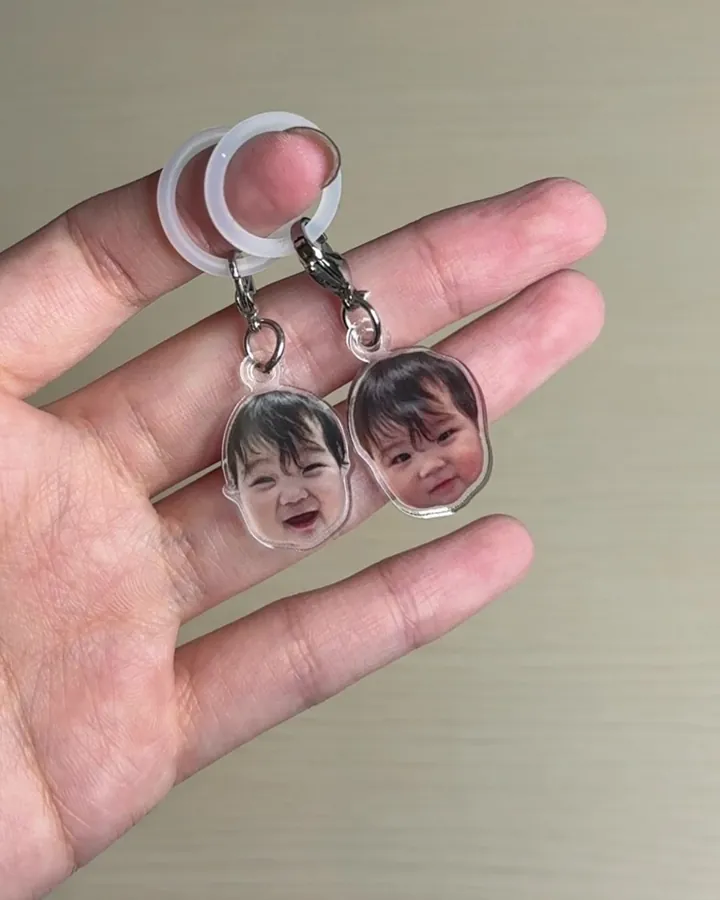 顔の形に切り抜いた写真のアクリルキーホルダー