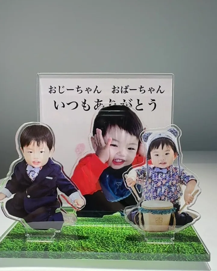 棚に飾った孫の写真のアクリルスタンド