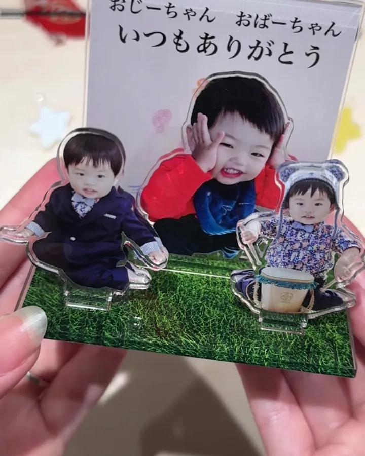 「おじーちゃん おばーちゃん いつもありがとう」の文字と孫の写真で作ったアクリルスタンド
