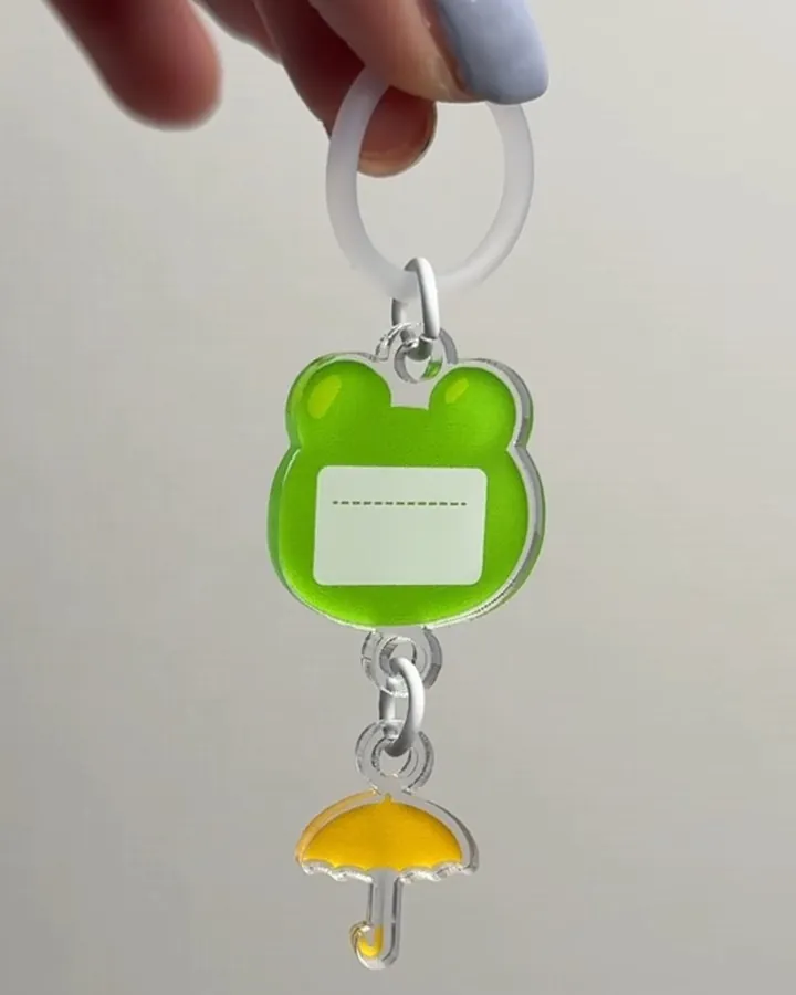 かえるの形の名前タグのアクリルキーホルダー