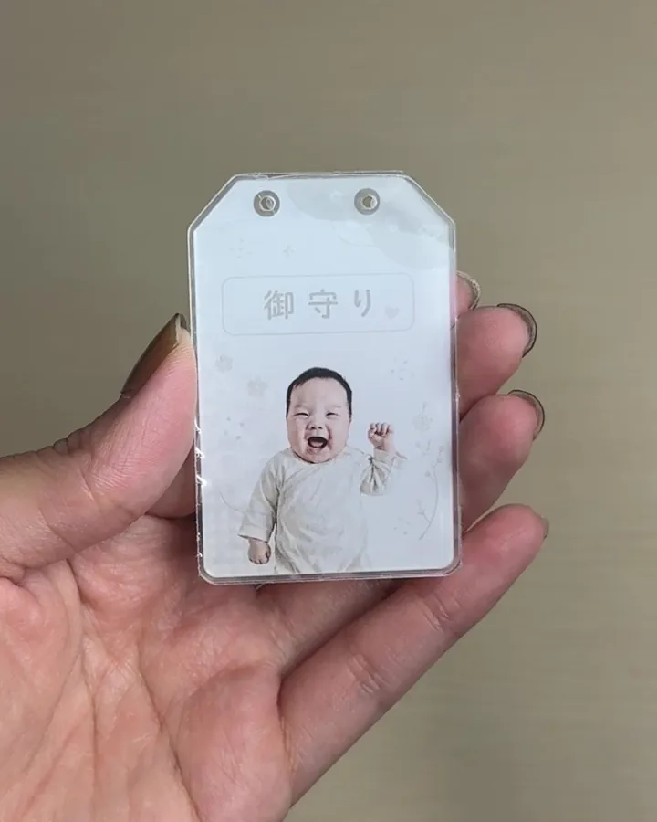 赤ちゃんの写真を入れたお守り型のアクリルキーホルダー