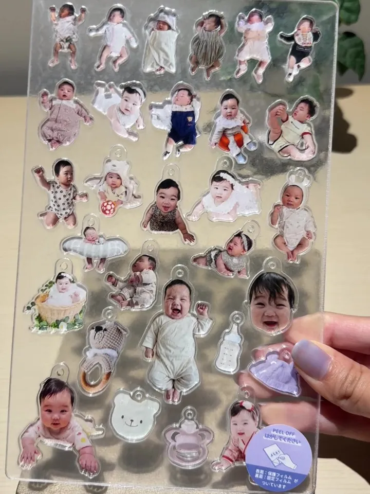 赤ちゃんの写真をたくさん並べたアクリルプレート